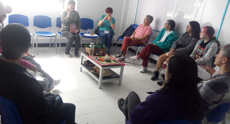 Adultos mayores en espacio de taller en la biblioteca