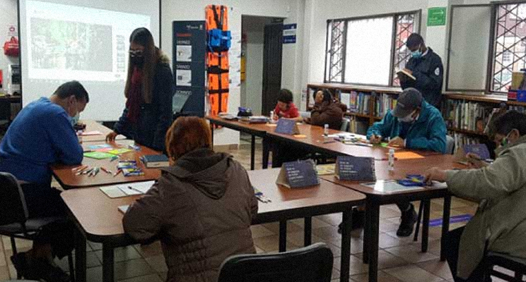 Personas mayores en el espacio de taller en la biblioteca