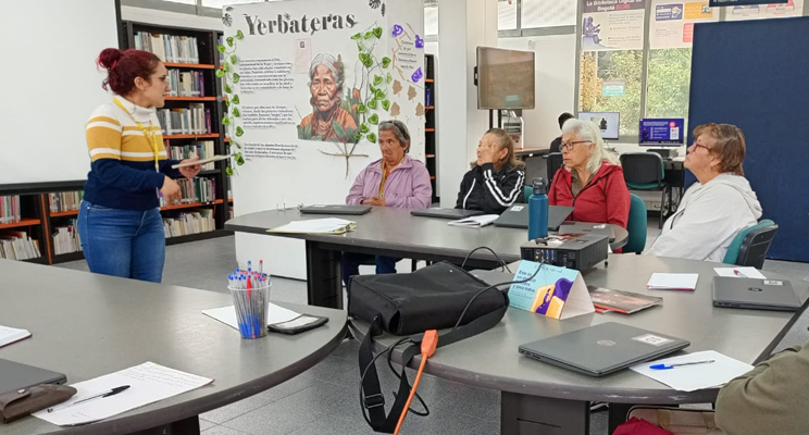 Mujeres adultas mayores en espacio de taller en la biblioteca