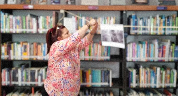 Adulta mayor en la biblioteca