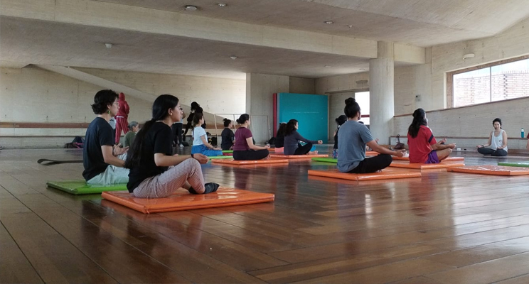 Mujeres en taller de yoga con Dilia Lozano
