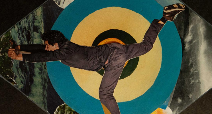 Un hombre haciendo un movimiento de yoga