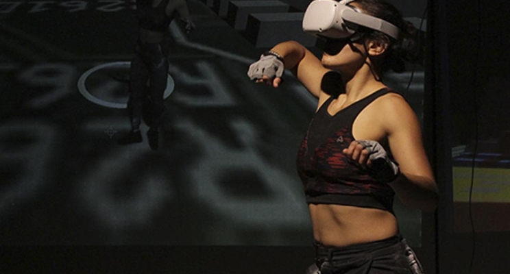 Mujer con casco de realidad virtual interactuando con el entorno