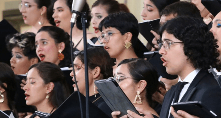 Integrantes del Coro Filarmónico Juvenil cantando en vivo