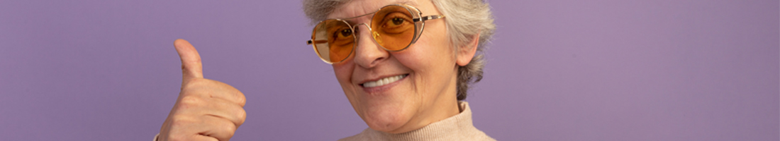 Anciana sonriente vistiendo un su茅ter de cuello alto
