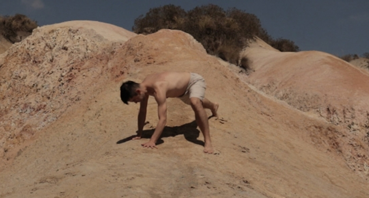 Joven en montaña