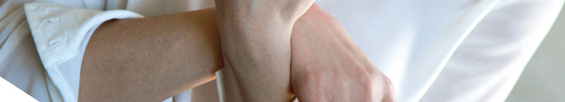foto de unas manos de mujer frotándose en un fondo blanco