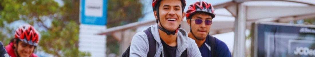 Personas montando en bicicleta contentos