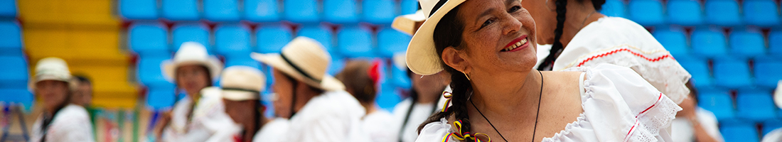 Grupo de mujeres con traje típico danzas colombianas