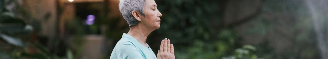 Foto de mujer haciendo yoga