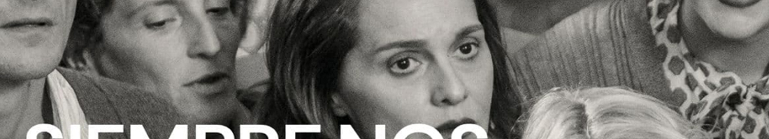 Mujer observando una película ente mas gente