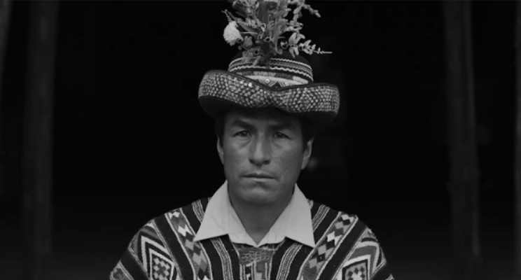 Persona sentada con gorro y prendas tradicionales