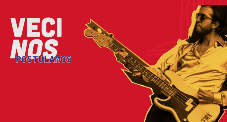 Persona con barba tocando guitarra