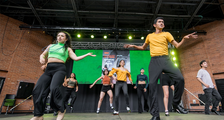 foto con un grupo de personas bailando en una tarima