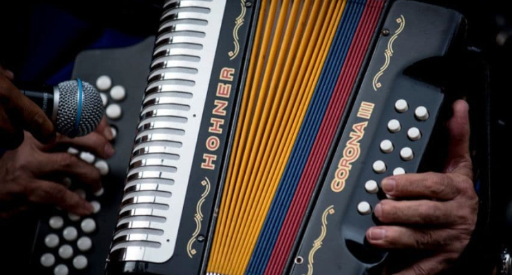 Persona tocando acordeón