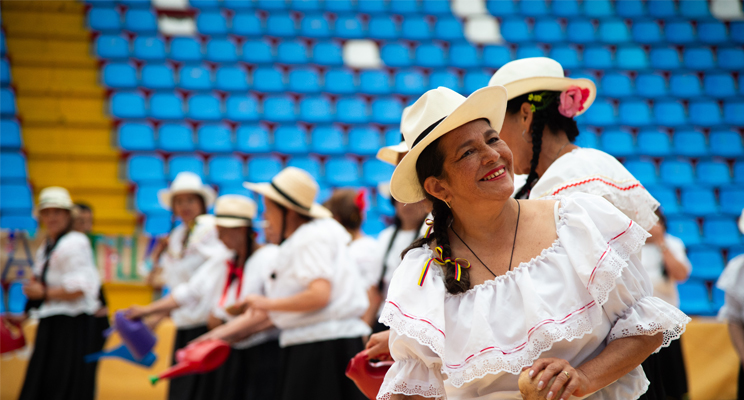 Grupo de mujeres con traje típico danzas colombianas