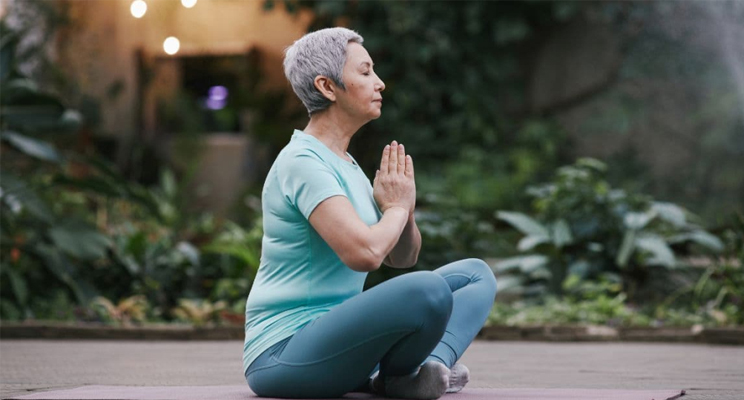 Foto de mujer haciendo yoga