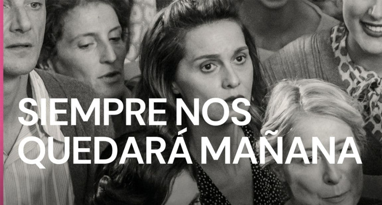 Mujer observando una película ente mas gente
