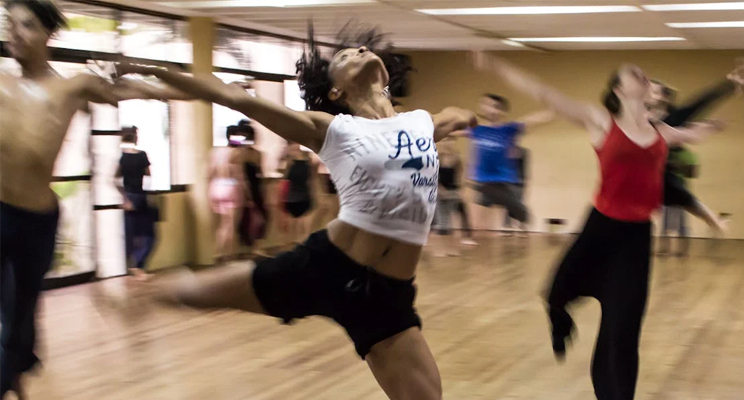 Personas dentro de una habitación danzando