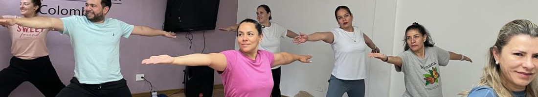 Hombres y mujeres en un salón danzando