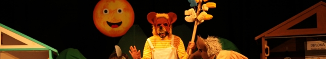 persona con disfraz de lobo en teatro