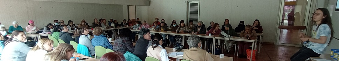 Grupo de personas mayores sentadas en aula de clase