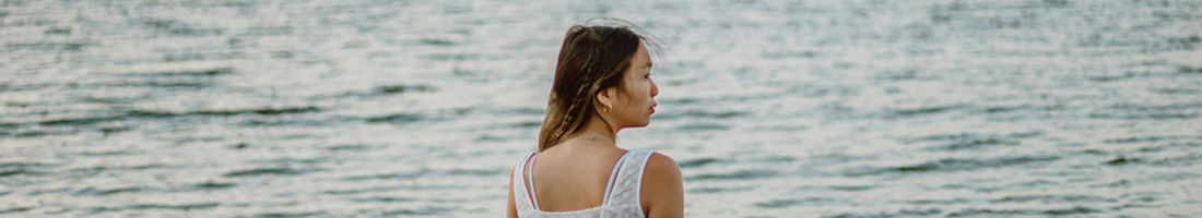 Mujer tranquila con el mar de fondo