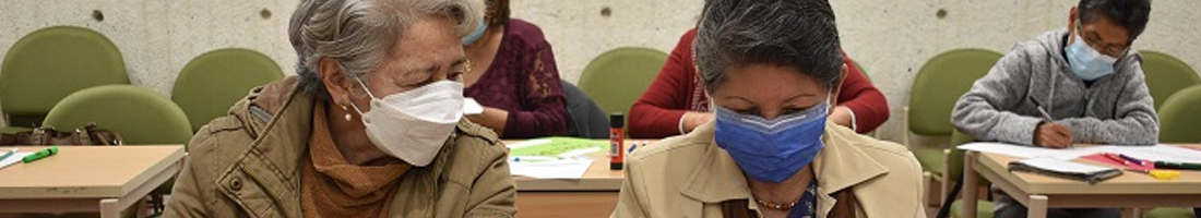 Mujeres mayores haciendo manualidades