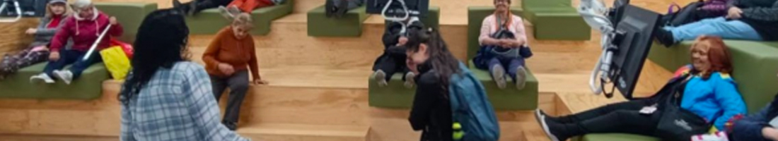 Personas mayores reunidas en un espacio dialogando
