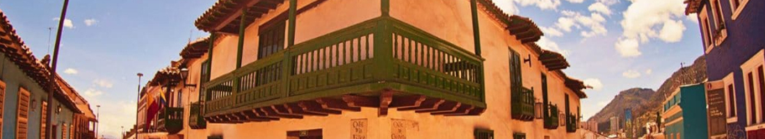 Imagen de casa con estilo clásico con balcón