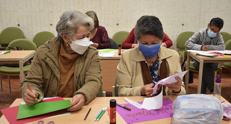 Mujeres mayores haciendo manualidades