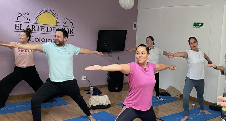 Hombres y mujeres en un salón danzando