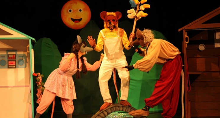 persona con disfraz de lobo en teatro