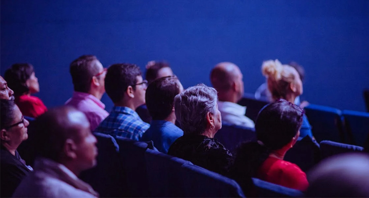 Personas Sentadas En Sillas Para Ver Cine