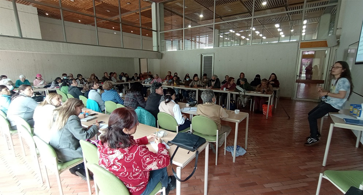Grupo de personas mayores sentadas en aula de clase