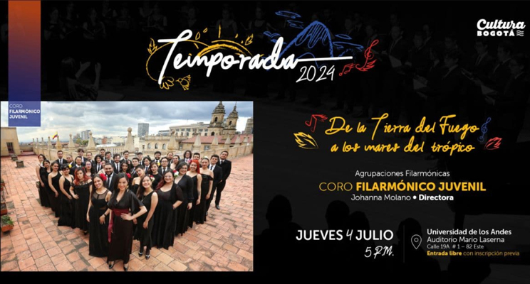 Grupo de mujeres y hombres posando en una plazoleta