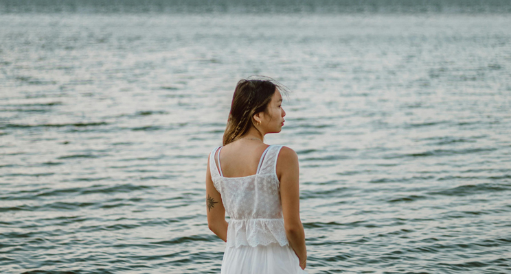Mujer tranquila con el mar de fondo