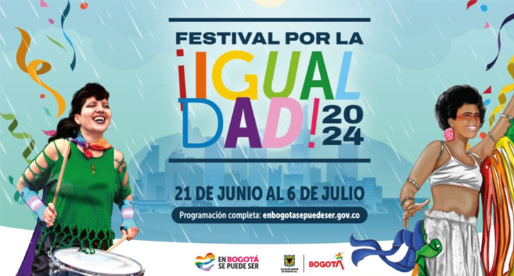 personas danzando y tocando tambor con trajes