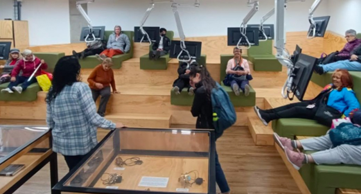 Personas mayores reunidas en un espacio dialogando