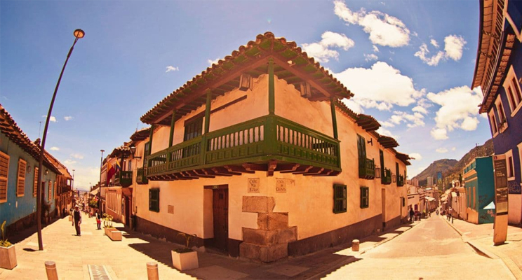 Imagen de casa con estilo clásico con balcón