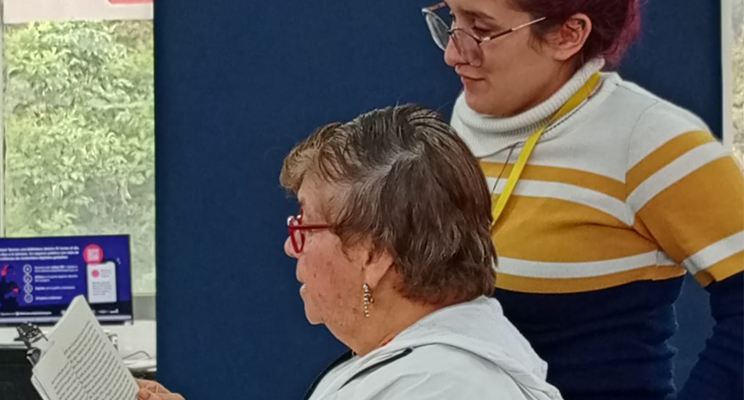 Dos mujeres, una de ellas persona mayor leyendo