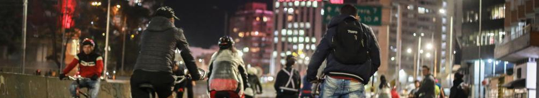 Varias personas montando bicicleta en la noche