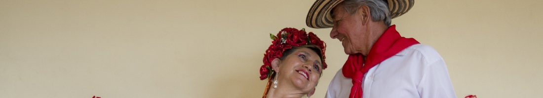 Pareja personas mayores bailando con traje típico