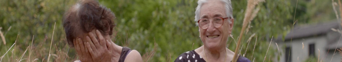 Mujeres mayores en campo abierto