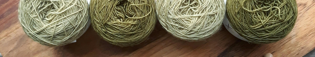 Hilos de varios colores en una mesa