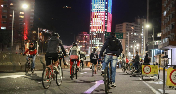Varias personas montando bicicleta en la noche