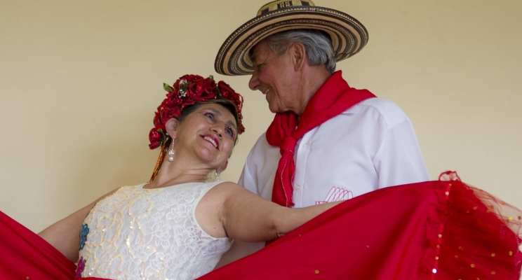 Pareja personas mayores bailando con traje típico