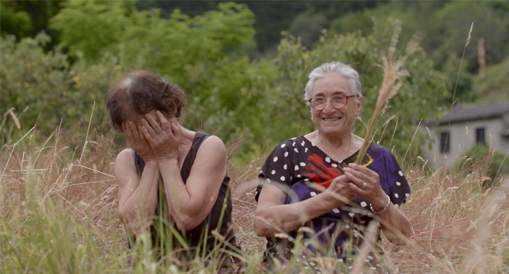 Mujeres mayores en campo abierto