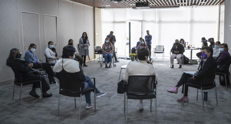 Grupo de mujeres reunidas en salón
