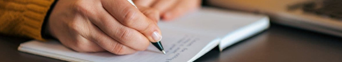 persona escribiendo en libro